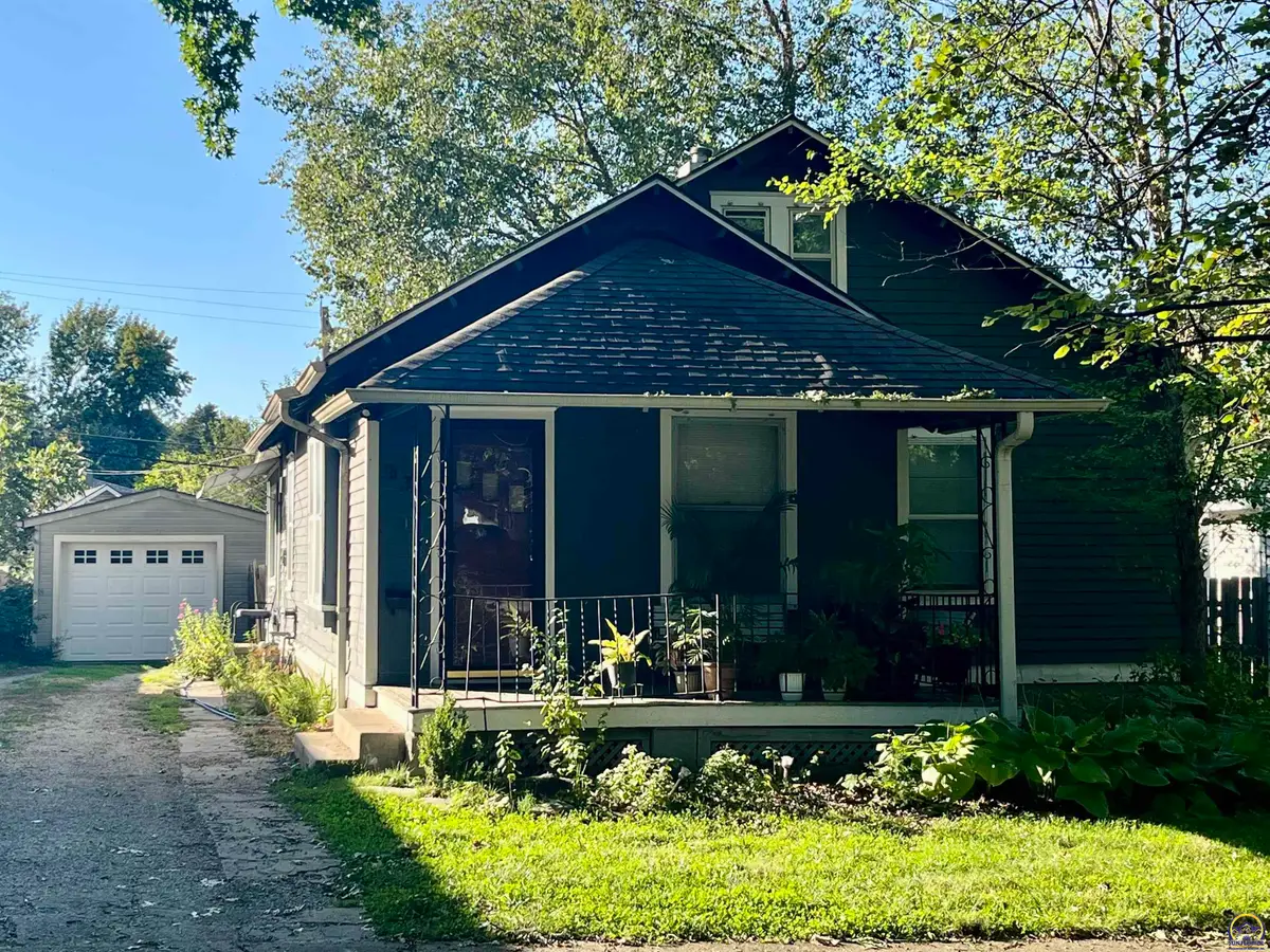 939 SW Lindenwood Ave, Topeka, KS 66606 - #1