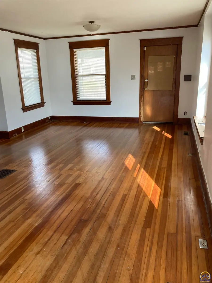 939 SW Lindenwood Ave, Topeka, KS 66606 - #3