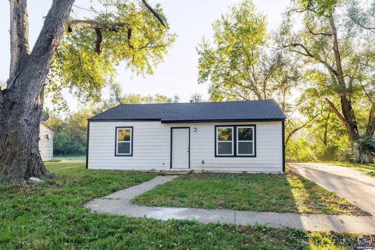 3361 SE Girard St, Topeka, KS 66605 - #1