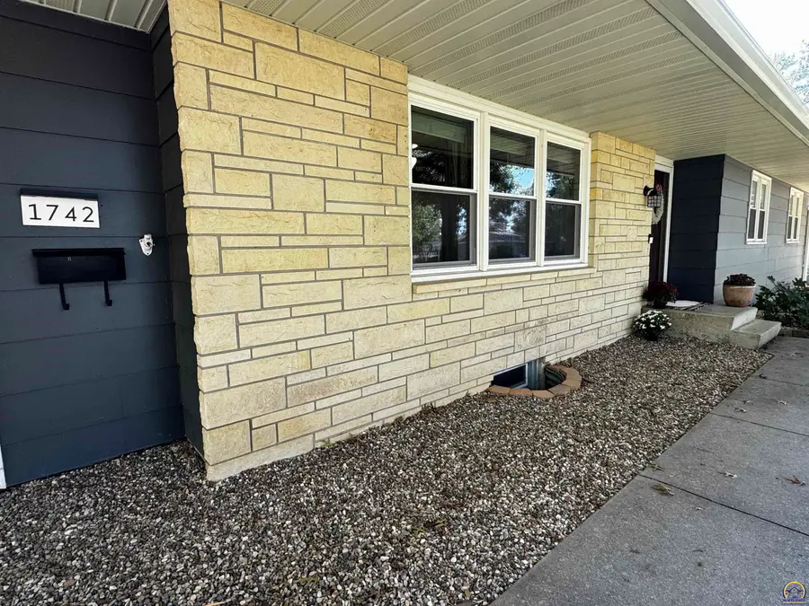 1742 Belmont St, Emporia, KS 66801 - #2