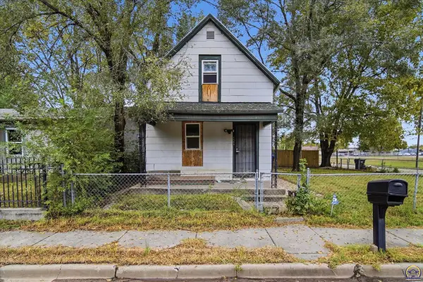 526 SE 18th St, Topeka, KS 66606