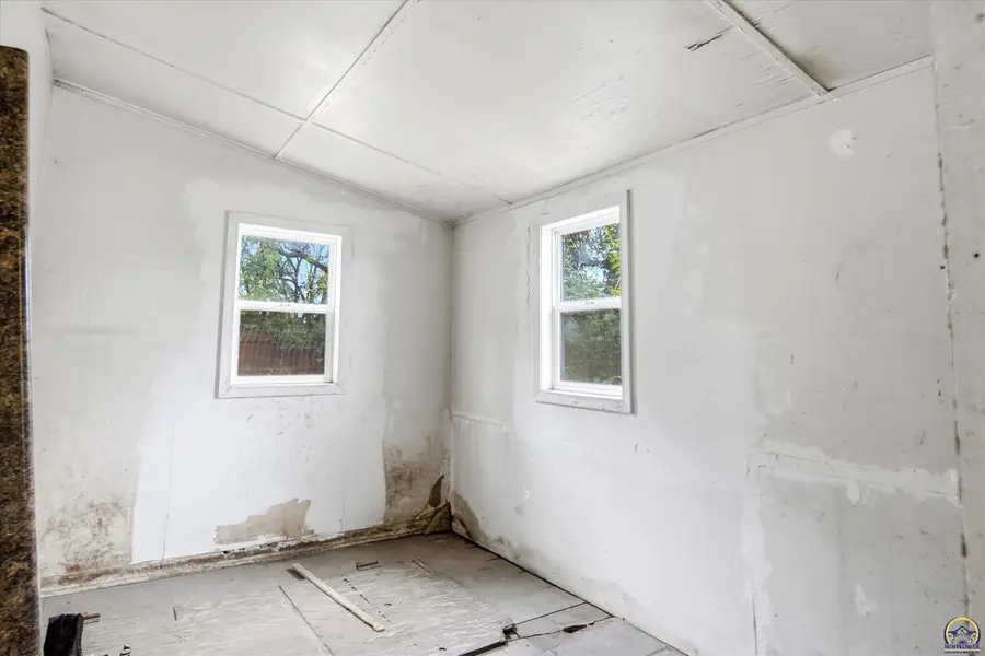 526 SE 18th St, Topeka, KS 66606 - #3