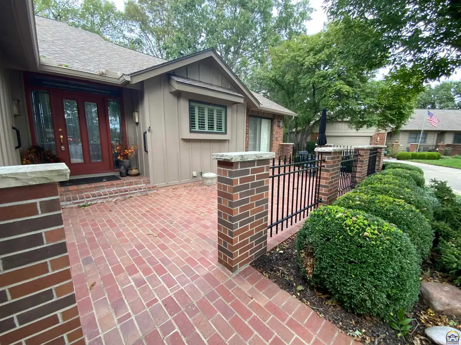 2326 SW Mayfair Pl, Topeka, KS 66611 - #2