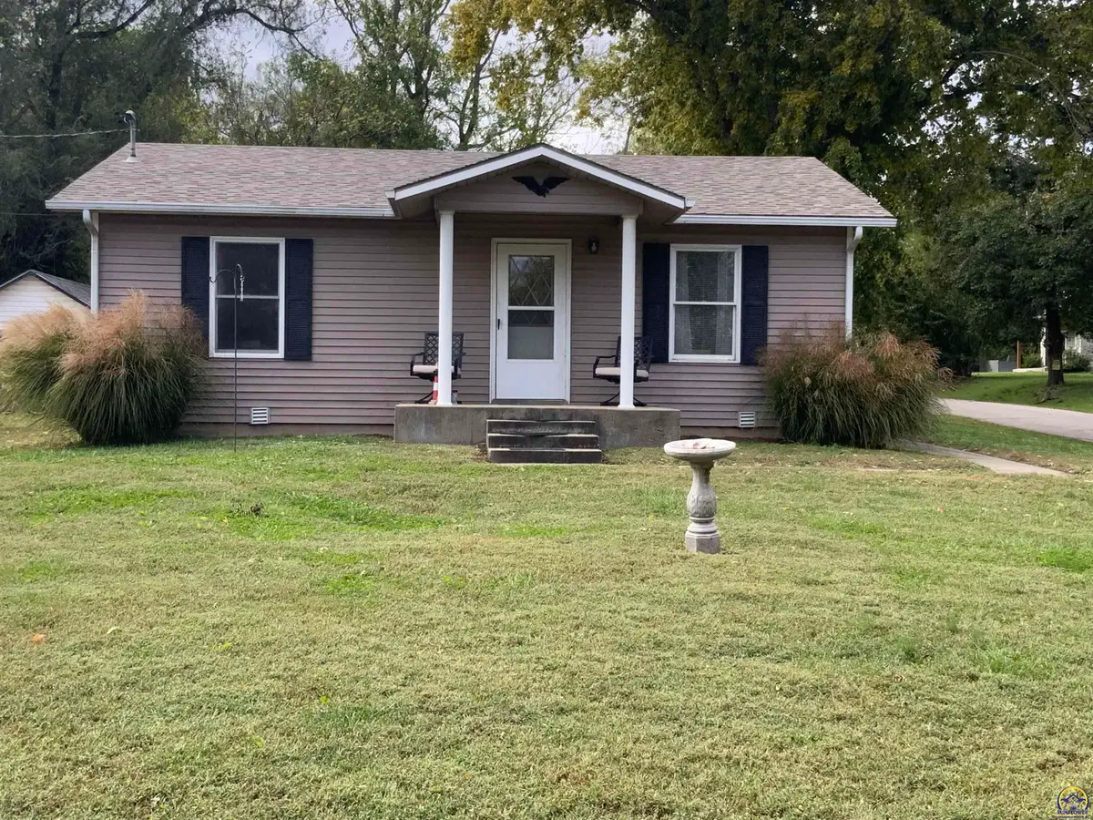 302 Delaware St, Oskaloosa, KS 66066-0000 - #1