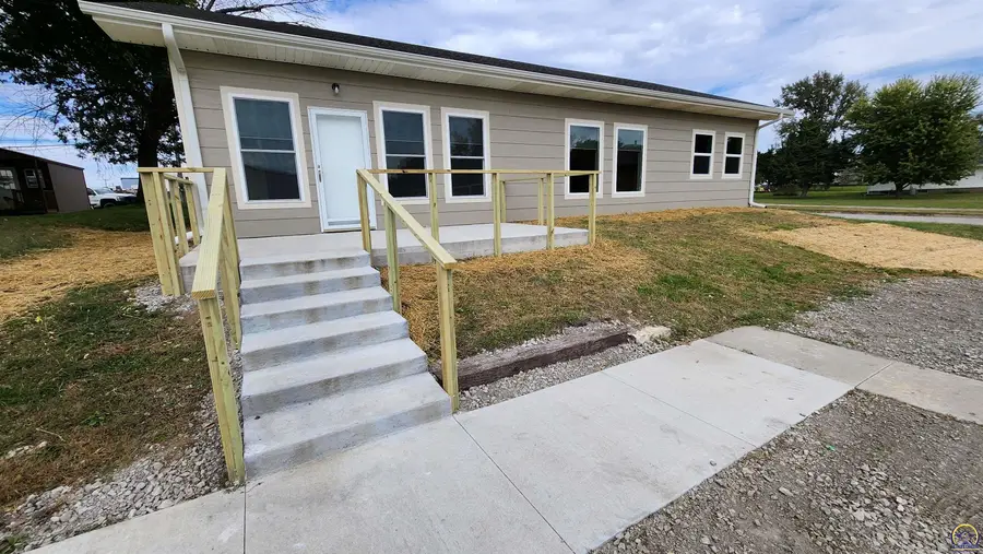 146 E 7th St, Horton, KS 66439 - #3