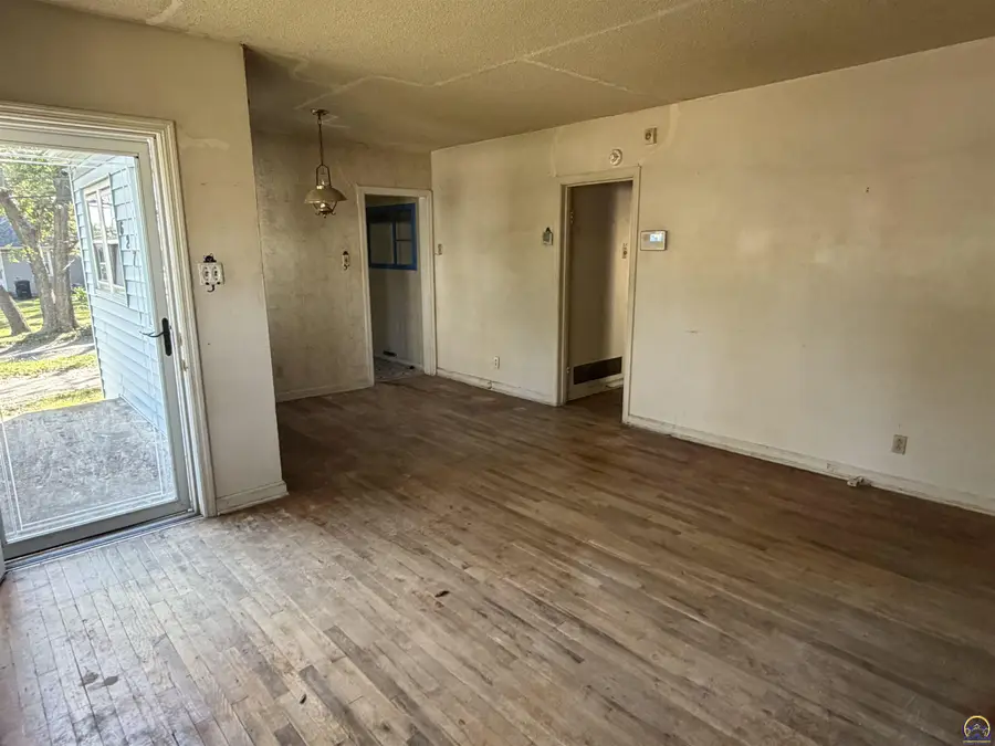 627 SW Oakley Ave, Topeka, KS 66606 - #3