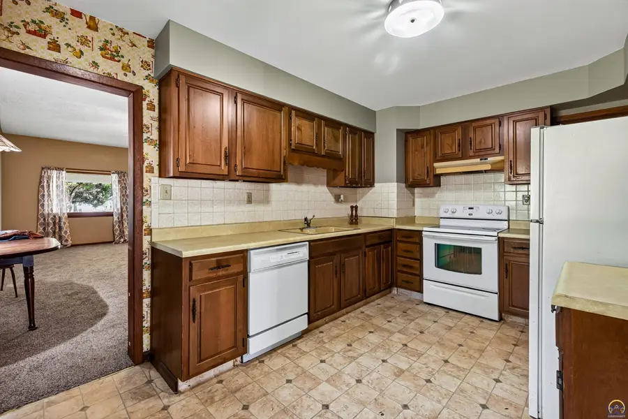 335 Topeka Ave, Holton, KS 66436 - #3