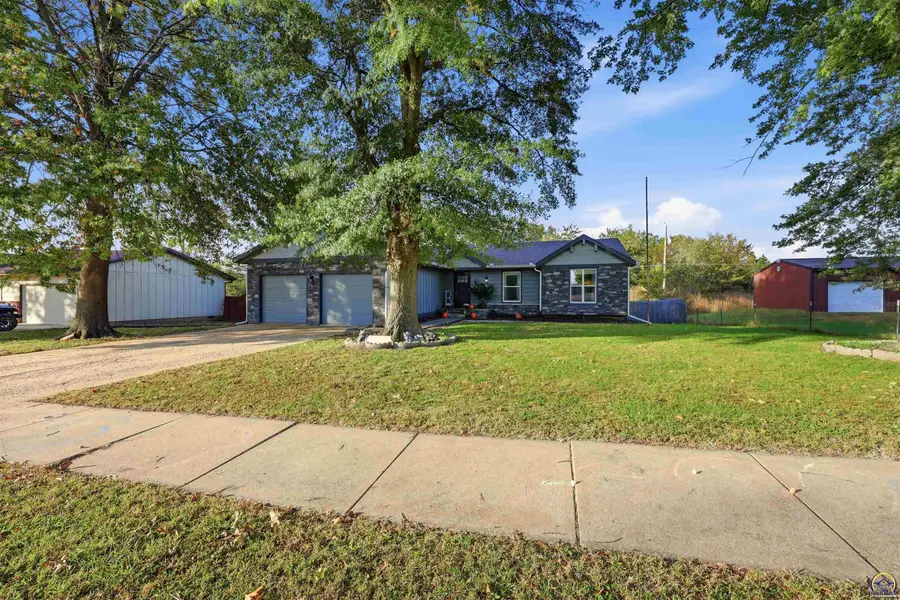 1736 SE 36th Ter, Topeka, KS 66605 - #2