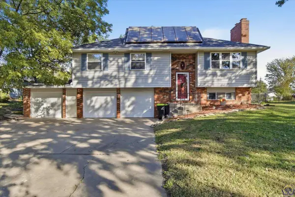 5217 NW 52nd St, Topeka, KS 66618