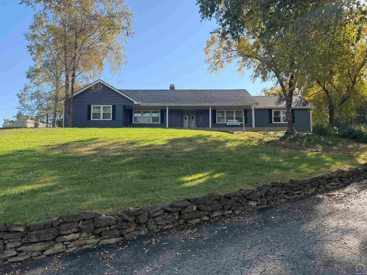 3820 SW Chelmsford Rd, Topeka, KS 66610 - #1