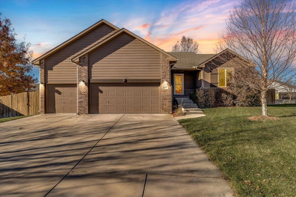 616 E Rolling View Ct, Park City, KS 67147 BHGRE