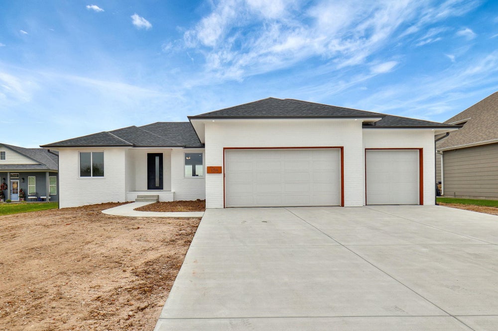 156 S Blue Bells Ct, Garden Plain, KS 67050 BHGRE