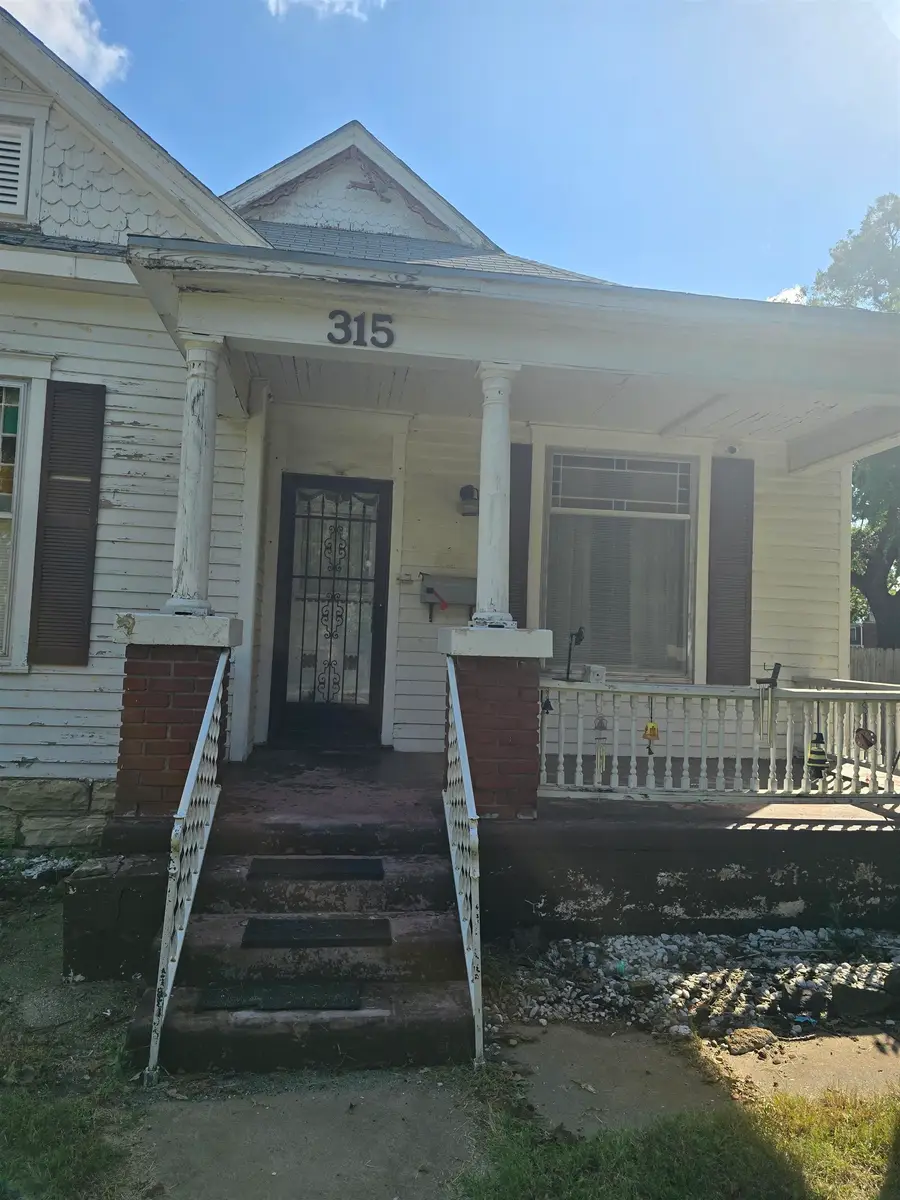 315 Oakdale Dr, Salina, KS 67401 - Image #2