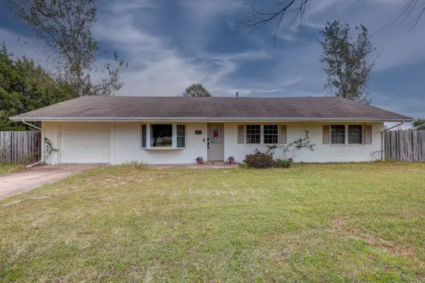 3402 Meadowlark Ln, Winfield, KS 67156