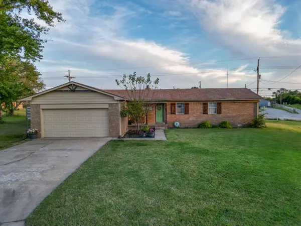 3 Lake Park Ct, Winfield, KS 67156