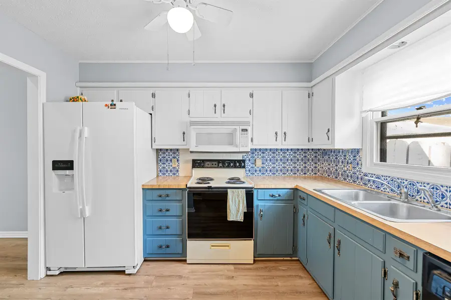 1358 Parkwood Dr, Salina, KS 67401 - Image #2