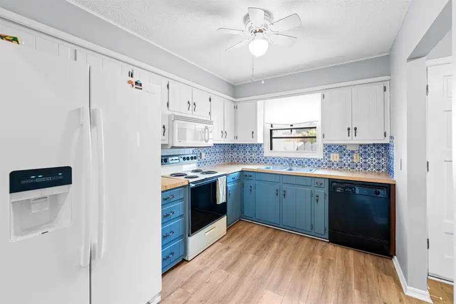 1358 Parkwood Dr, Salina, KS 67401 - Image #3