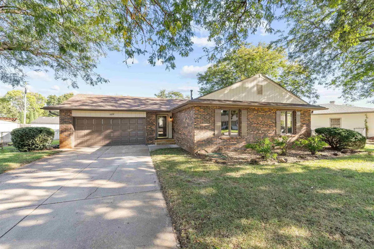 609 Berkshire Dr, Salina, KS 67401 - Image #1