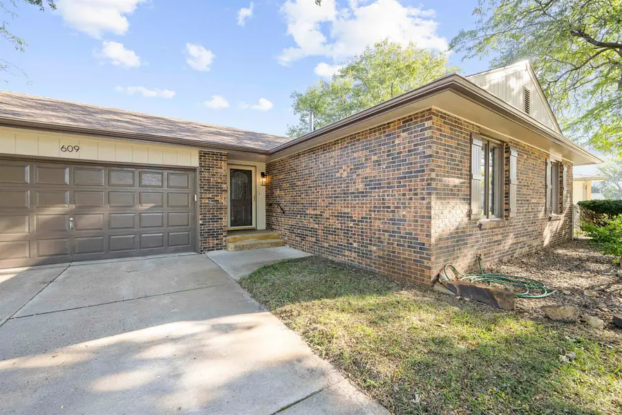 609 Berkshire Dr, Salina, KS 67401 - Image #2