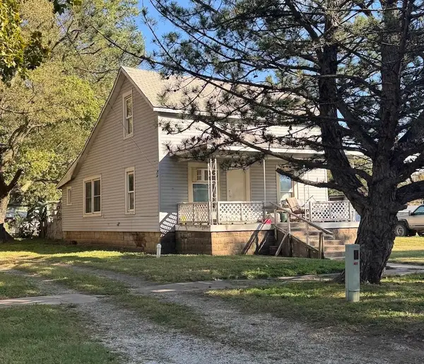 422 Andrews St, Winfield, KS 67156