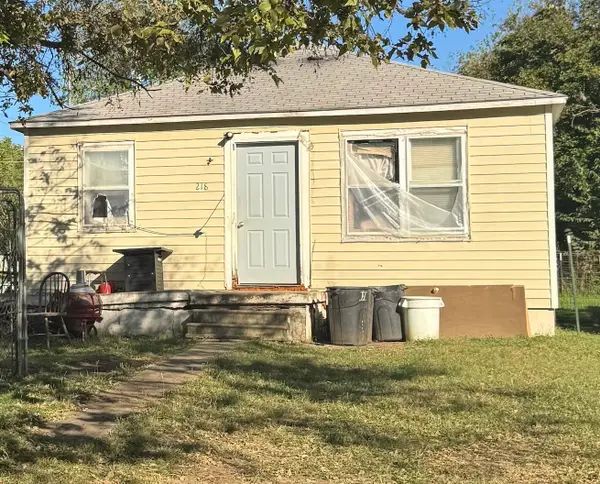 218 N Iowa St, Winfield, KS 67156