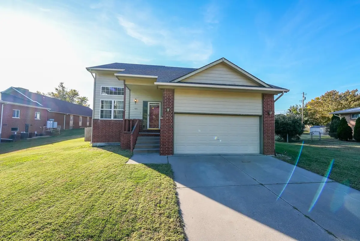 425 N Lynn Ct, El Dorado, KS 67042 - Image #1