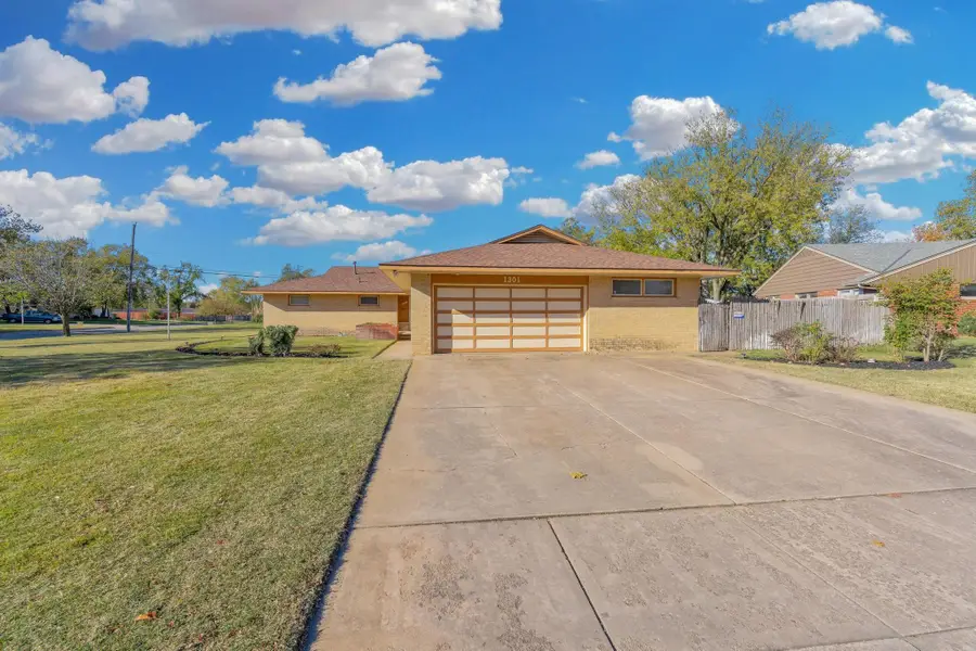 1301 N Arrowhead Dr, Wichita, KS 67203 - Image #2