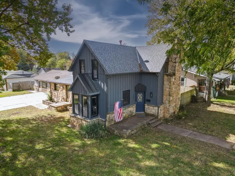 915 E 15th Ave, Winfield, KS 67156 - Image #2