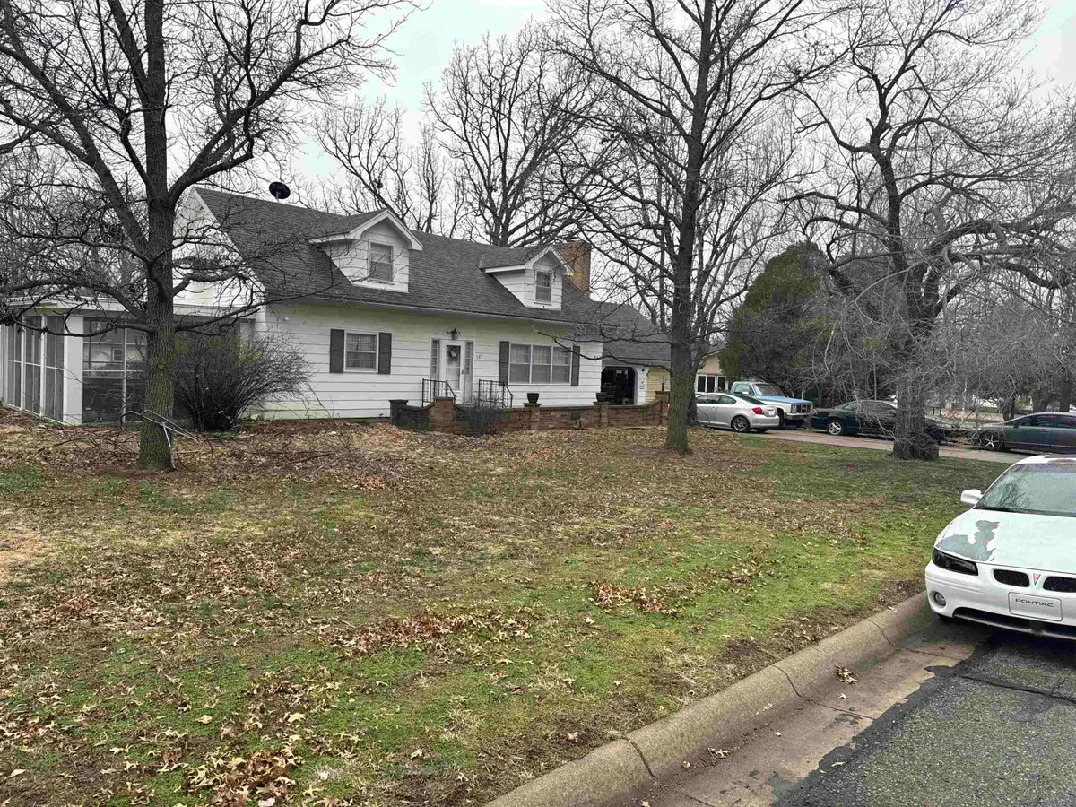 727 E Harvard Ave, El Dorado, KS 67042 - Image #1