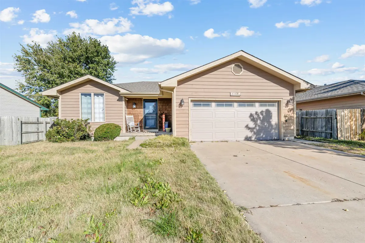 726 Dustin Rd, Salina, KS 67401 - Image #1