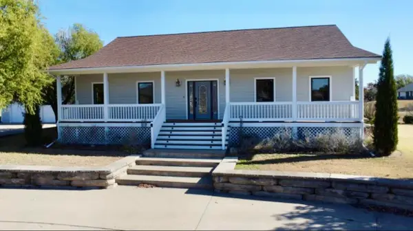 1110 Pecan Ln, Winfield, KS 67156