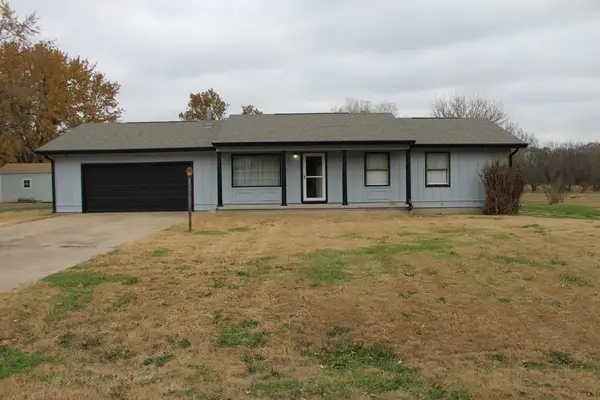 2910 Cathlinda Dr, Winfield, KS 67156