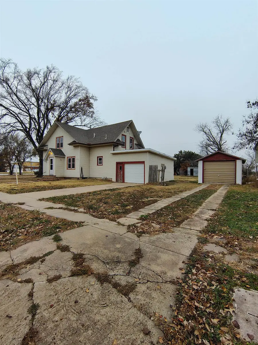 404 E Main St, Pretty Prairie, KS 67570 - Image #2