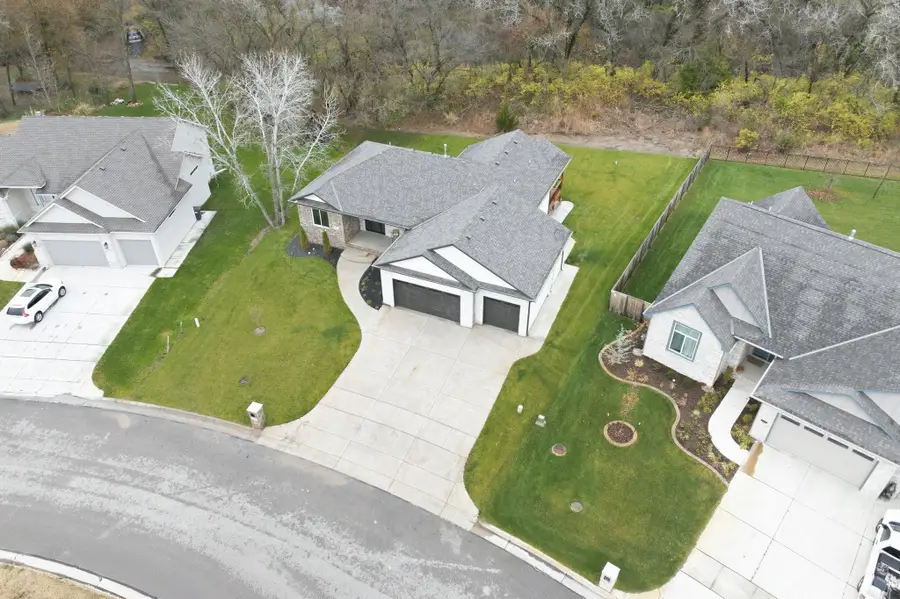 384 E Timber Creek St, Haysville, KS 67060 - Image #2