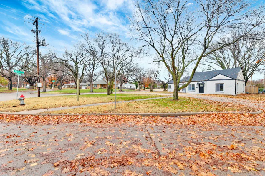 5608 E Park Hollow Dr, Wichita, KS 67208 - Image #2