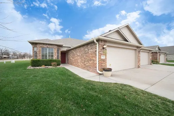 701 W Cottonwood Dr, Valley Center, KS 67147