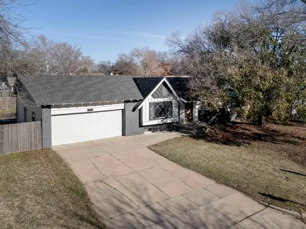 8220 E Peach Tree Ln, Wichita, KS 67207