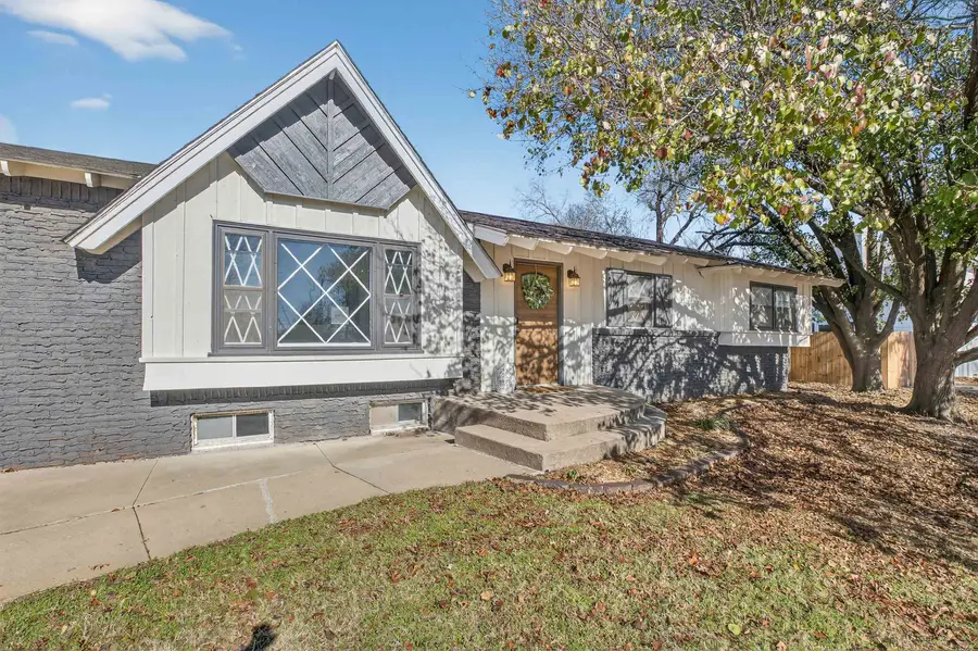8220 E Peach Tree Ln, Wichita, KS 67207 - Image #2
