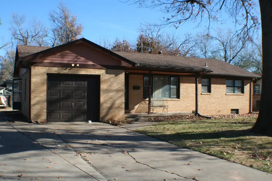 906 N Brownthrush Ln, Wichita, KS 67212 - Image #2