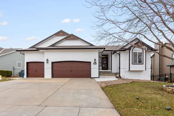 112 S Springwood Dr, Derby, KS 67037
