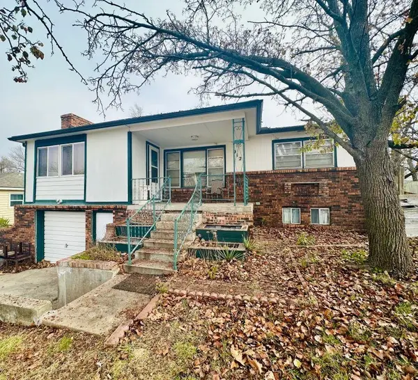 912 Fairfield Ave, Newton, KS 67114