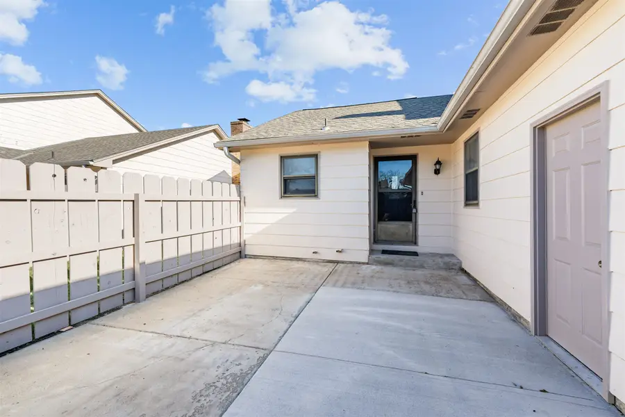 1324 Parkwood Dr, Salina, KS 67401 - Image #2