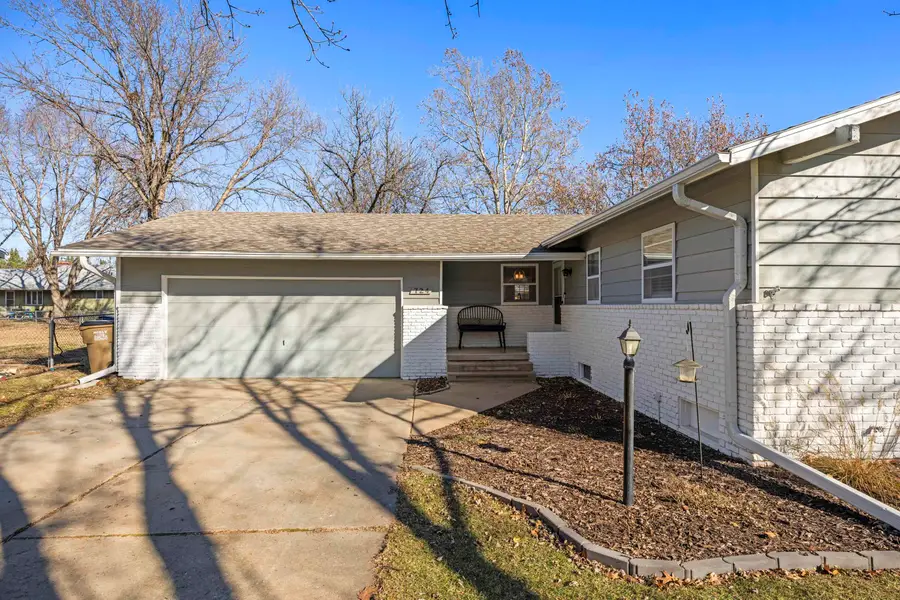 724 Crescent Dr, Hesston, KS 67062 - Image #2