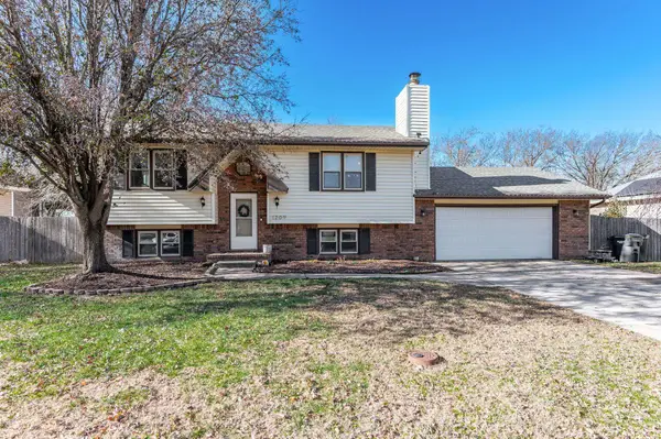 1209 Mccaskey Dr, Rose Hill, KS 67133