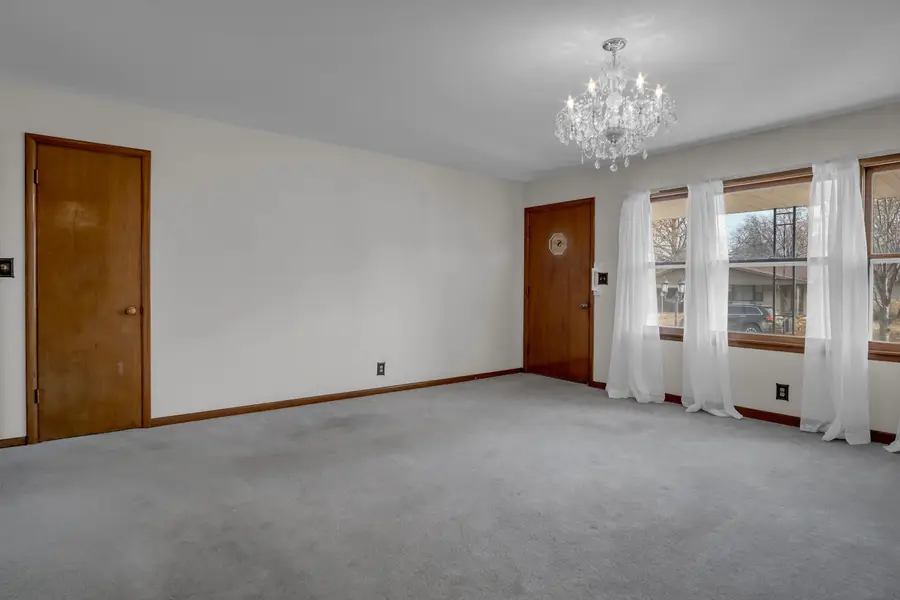 2021 Roanoke Ln, Newton, KS 67114 - Image #3