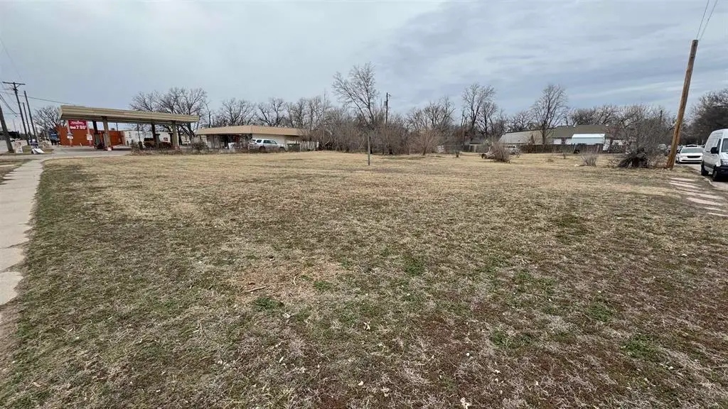 3636 W Douglas Ave, Wichita, KS 67203 - Image #1