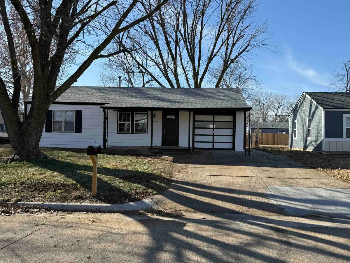 752 Osage Ave, Salina, KS 67401 - Image #1