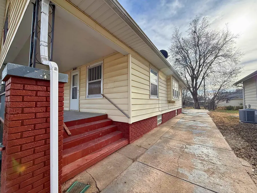 904 E Ash St, Salina, KS 67401 - Image #2