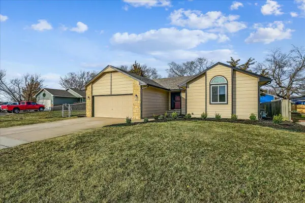 1208 E Dirck St, Haysville, KS 67060