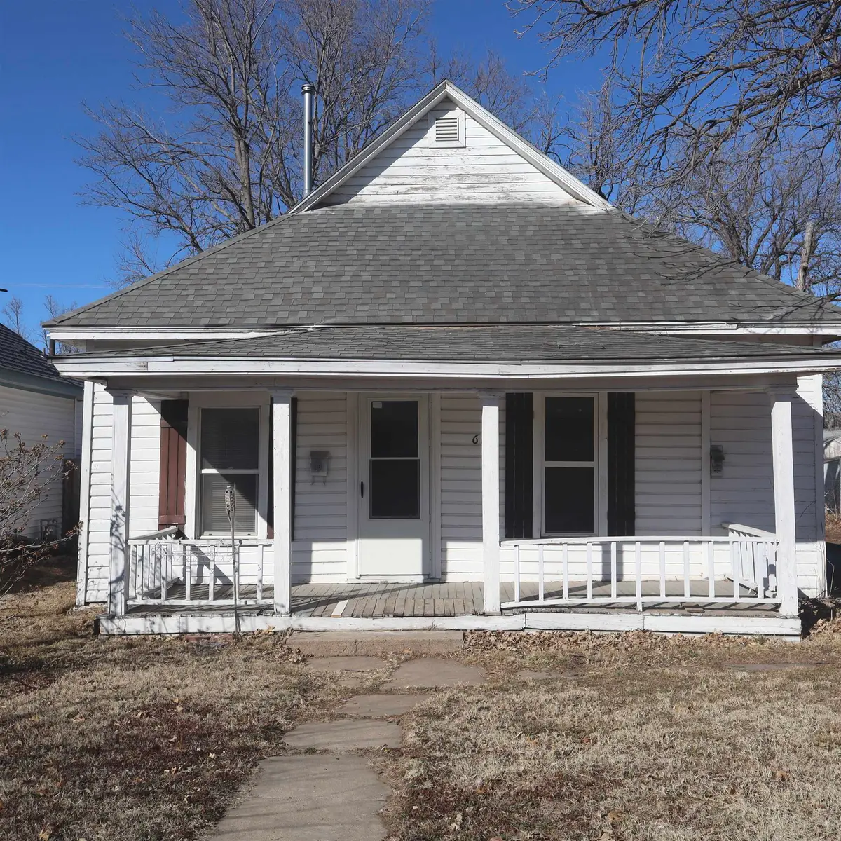 618 E 6th Ave, Hutchinson, KS 67501 - #1